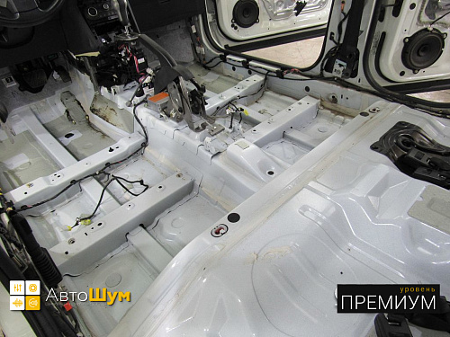 Заводская виброизоляция пола Ниссан Кашкай.