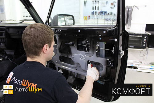 Клеим виброизоляцию внутрь двери Нивы 2121