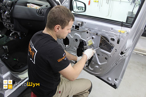 Клеим виброизоляцию внутрь двери Рено Дастер