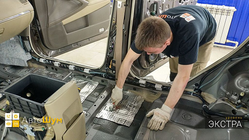 Клеим виброизоляцию Шумофф М4 на пол Ниссан Мурано