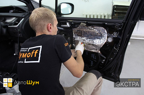 Оклеиваем технологические отверстия двери Хонда Джейд