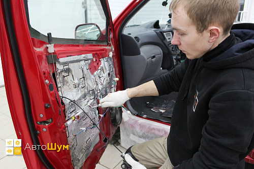 Клеим второй слой на двери Тойота Функарго