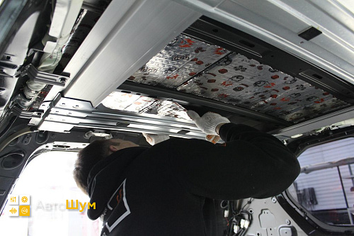 Клеим виброизоляцию на крышу Ниссан Х-Трейл T31