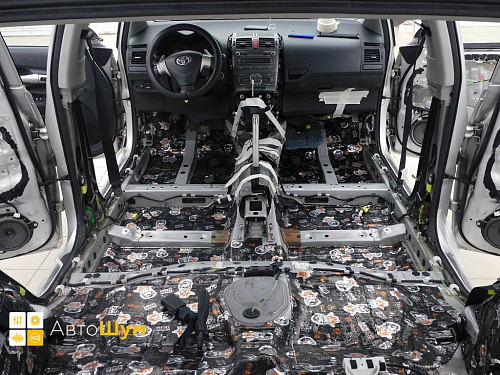 Готовый слой виброизоляции на полу Тойота Аурис