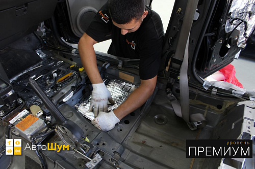 Клеим виброизоляцию на пол Ниссан Х Трейл