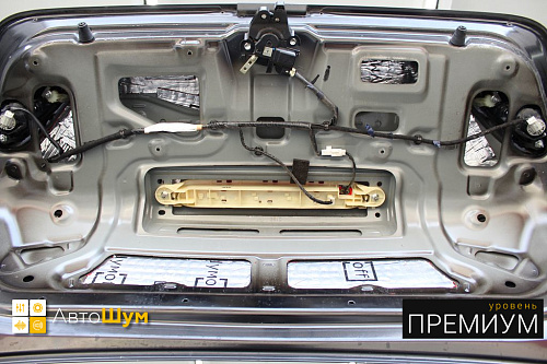 Виброизоляция крышки багажника Мазды 6.