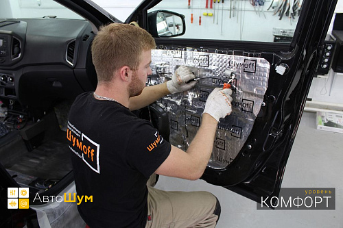 Клеим второй слой на двери Лада ИКС РЕЙ