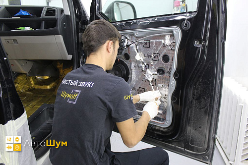 Оклеиваем технологические отверстия двери Volkswagen Caravelle