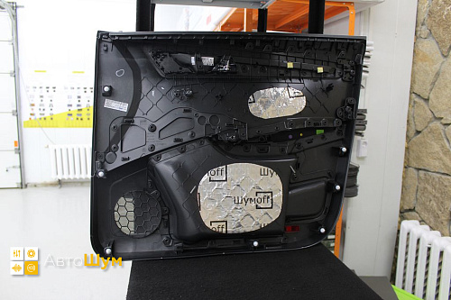 Оклеиваем виброизоляцией дверную обшивку Шкода Карок