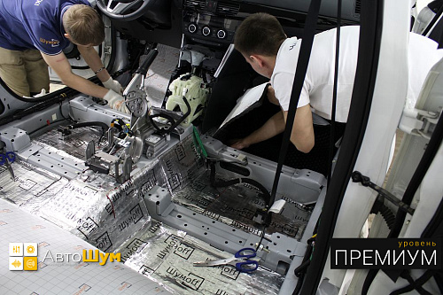 Клеим Комфорт 6 на пол Мазды Сх 5.