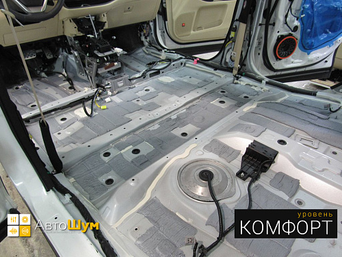 Заводская виброизоляция пола Тойоты Хайлендер.