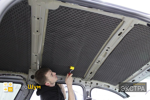 Клеим шумопоглотитель вторым слоем на крышу Рено Дастер