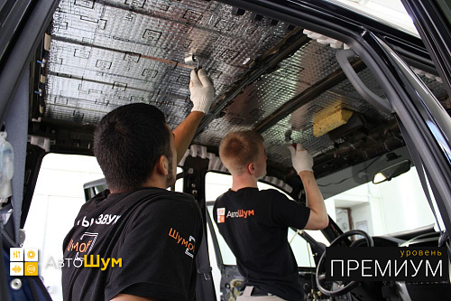 Клеим виброизоляцию на крышу Прадо