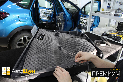 Клеим дверную обшивку на Рено Каптюр