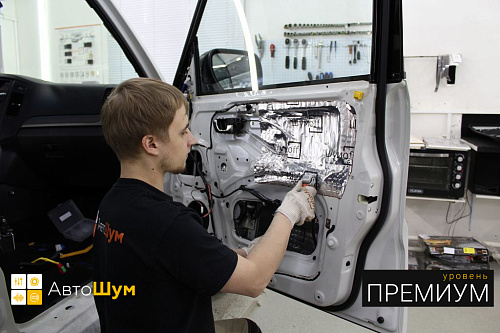 Клеим второй слой на двери Митсубиси Паджеро