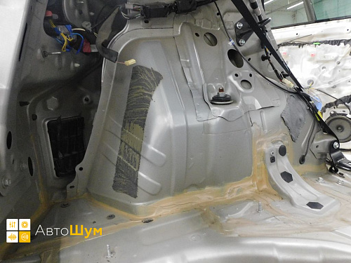 Штатная шумоизоляция арок Тойота Аурис