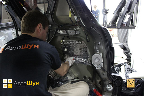 Клеим Шумофф М3 на крылья Митсубиси Аутлендер XL.