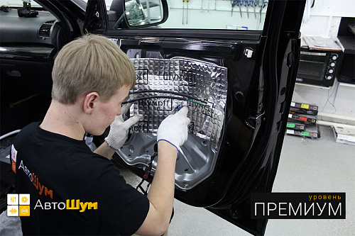 Клеим второй слой на двери Киа Соренто