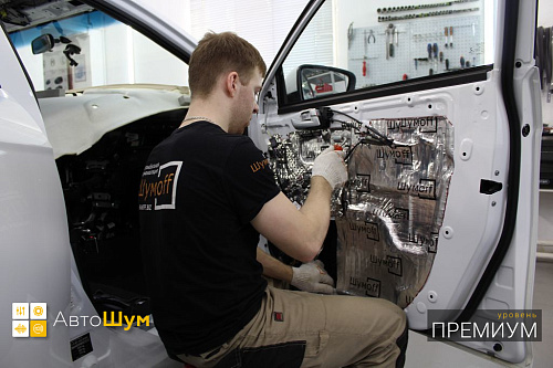 Клеим второй слой на двери Джили Эмгранд