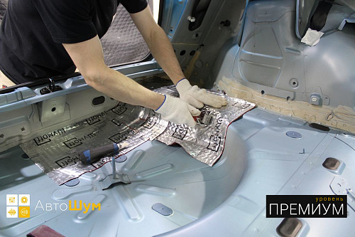 Клеим виброизоляцию в багажник Рено Каптюр