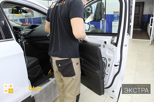 Снимаем дверную обшивку Форд Куга