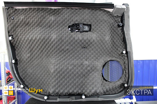 Шумоизоляция обшивки двери Митсубиси Аутледер.