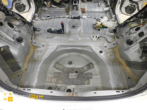 Штатная шумоизоляция днища Тойота Аурис