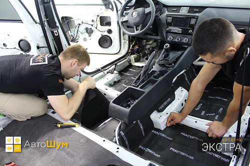 Клеим звукоизоляцию на днище Шкоды Октавии