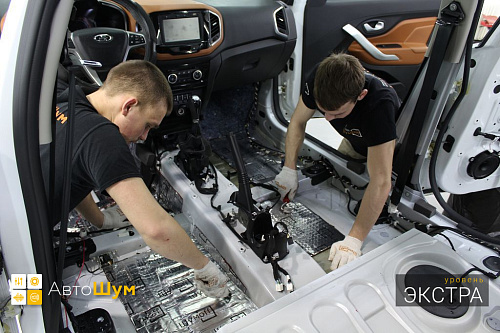 Клеим виброизоляцию на пол Лада Х-Рей