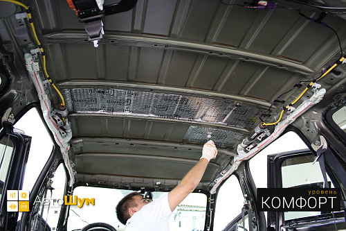 Клеим Шумофф М2 первым слоем на крышу Митсубиси Аутлендер GF.