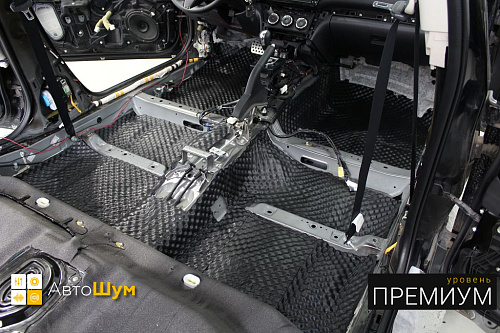 Шумоизоляция днища Мазды 6.