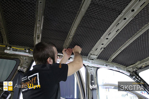 Клеим шумопоглотитель на крышу Митсубиси Аутледер