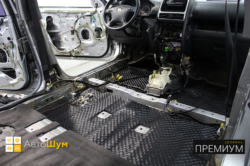 Шумоизоляция днища Хонда СР-В 2