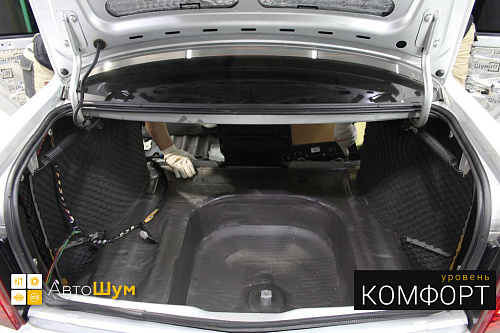 Клеим Шумофф Base 4 на дно багажника Лады Приоры