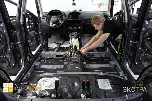 Клеим Практик Финиш на днище Мазды Сх 5