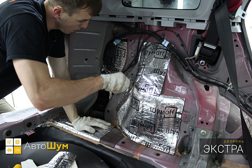 Клеим виброизоляцию в багажник Хонды ЦРВ