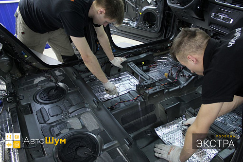 Клеим виброизоляцию на пол Ауди Ку3