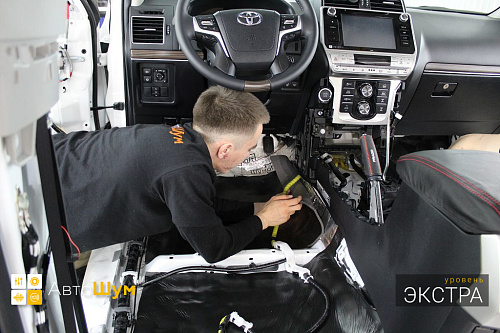 Клеим Герметон 7Л на пол Тойоты Ленд Крузер Прадо 150