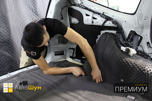 Клеим шумопоглотитель в багажник Митсубиси паджеро Спорт