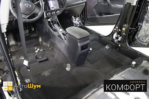 Пылесос ковра Тойоты Короллы.