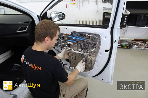 Оклеиваем виброизоляцией технологические отверстия двери Хендай Солярис