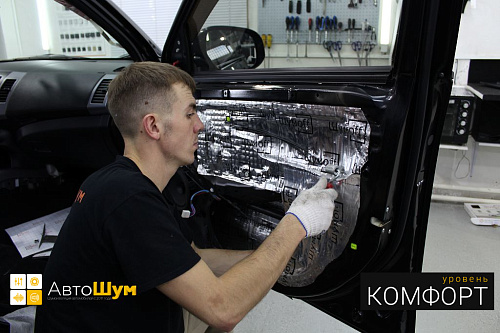 Оклеиваем каркас и технологические отверстия двери Митсубиси Аутлендер XL.