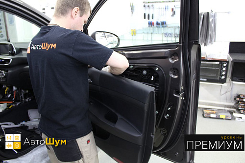 Снимаем дверную обшивку Хендай Туссан.