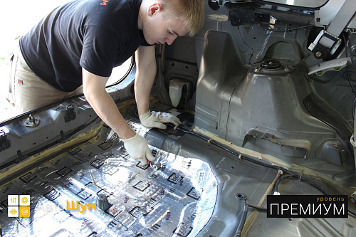 Клеим виброизоляцию на дно багажника Ниссан Х Трейл