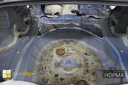 Штатная виброизоляция багажника Митсубиси Лансер.