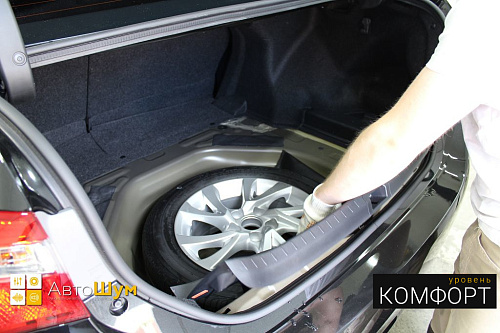Разбираем багажник Тойоты Короллы.