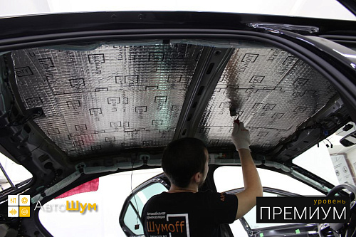 Клеим виброизоляцию на крышу Шкода Октавия