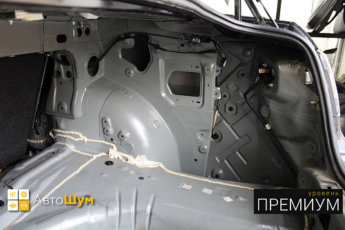 Штатная шумоизоляция арок Мазды 6.