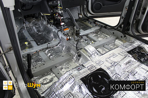 Шумофф М3 на полу Ниссан Кашкай.