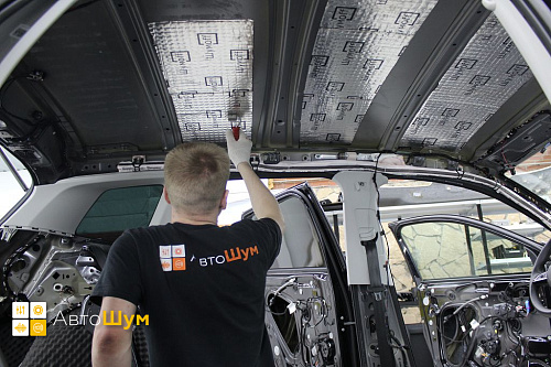 Клеим виброизоляцияю на крышу Шкода Карок